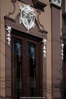Entrada clsica a edificio con cabecera de cermica sobre el portal, del ao 1899 en Ro Grande. Brasil, Sudamerica.