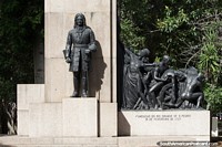 Monumento de fundacin en la Plaza Xavier Ferreira con estatua del soldado brigadier Jos da Silva Paes (1679-1760) en Ro Grande. Brasil, Sudamerica.