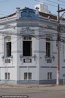 Old building on a street corner in Pelotas.