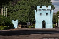 Base militar com entrada de tijolos na cor azul-petróleo em Alegrete.