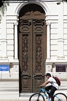 Linda grande porta de madeira marrom da biblioteca pública municipal de Uruguaiana.