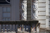 Par de cabeças de leões, obra em cerâmica de antigo prédio de Uruguaiana.