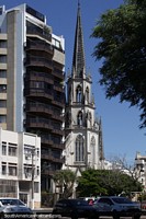 Igreja Nossa Senhora do Carmo em Uruguaiana com torre gótica.
