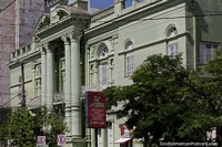 S. União Caixeiral, edifício construído em 1906 em Uruguaiana com altas colunas.