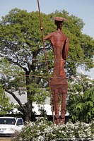 Dom Quixote, alta escultura em ferro representando figura com lança e escudo em Uruguaiana.