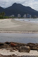 Playa en un bonito entorno tropical en la costa de Caraguatatuba.