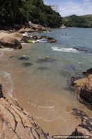 Playa Freira con cantos rodados y aguas cristalinas en Caraguatatuba.
