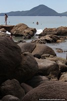 Paisajes rocosos al final de la Playa Grande en Ubatuba.
