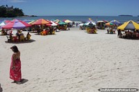 Playa Tenrio de arenas blancas en Ubatuba.