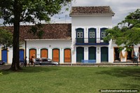 Buildings with many doors in front of the Plaza of Flags in Paraty.