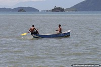 Homens armando redes de pesca em Paraty.