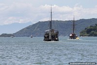 Barcos piratas de passageiros saem ao mar para visitar as ilhas de Paraty.