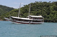 Embarcao transportando muita gente para as ilhas de Paraty.