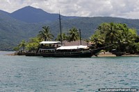 Cenrio espetacular para navegar pelo porto e ilhas de Paraty.