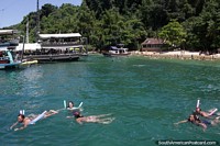 Barcos de passageiros chegam s praias da ilha para as pessoas nadarem em Paraty.