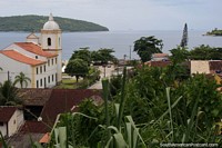 Iglesia de Nuestra Seora del Rosario detrs de la playa en Mambucaba.