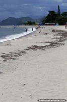 Bela praia local em Mambucaba com areias brancas.
