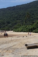 Bonita playa de arena y colinas cubiertas de bosques en Abrao, Isla Grande.