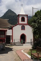 Iglesia en un entorno agradable con el pico de la montaa detrs en Abrao, Isla Grande.