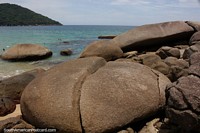 Gran roca dividida en 2 partes en la playa de Caxadaco, Isla Grande.