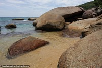 guas limpas e transparentes ao redor das pedras da Praia do Caxadao, na Ilha Grande.