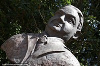 Maestro Cesar Guerra-Peixe (1914-1993), busto de compositor local em Petrpolis.