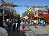 Peatones en una calle de Calama. Chile, Sudamerica.