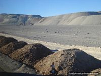 Montïculos terrestres e colinas de rocha em via de Calama a Iquique. Chile, América do Sul.