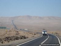 Versão maior do A viagem de 5 horas de Iquique a Arica ao longo da estrada de Pan American.