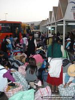 Versión más grande de Autobús de Arica y terminal del taxi de la cooperativa, comerciantes Peruanos que embalan bienes para devolver a Perú.
