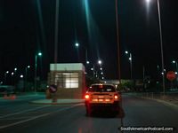 El exceso de velocidad hacia la frontera de Perú de Arica en un taxi de la cooperativa por la noche. Chile, Sudamerica.