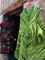 Versão maior do Um xale lanoso verde de venda em Toconao em San Pedro de Atacama.