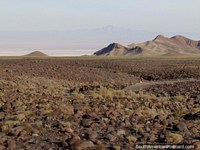 Colinas de rocha, as planïcies rochosas e o sal atenuam em San Pedro de Atacama. Chile, América do Sul.