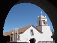 A igreja de San Pedro, examine por uma arcada. Chile, América do Sul.