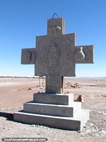 Um monumento de sïmbolos ao entrar no Vale da Lua em San Pedro de Atacama. Chile, América do Sul.