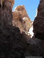 Las rocas dentadas, que miran fuera de la sal se derrumban en el Valle de la Luna, San Pedro de Atacama. Chile, Sudamerica.