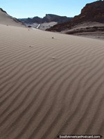 Modelos levados pelo vento na areia lisa no Vale da Lua, San Pedro de Atacama. Chile, América do Sul.