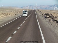 O caminho em Calama de San Pedro com moinhos de vento de energia eólica em ação. Chile, América do Sul.