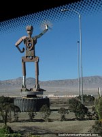Un robotman en un neumático, escultura metálica en Calama. Chile, Sudamerica.