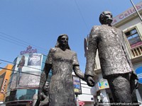Versión más grande de 'Alma del Pueblo', una escultura de figuras altas en el centro de Antofagasta.