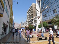 Paseo Arturo Prat, un público carless área que anda y hace compras en Antofagasta. Chile, Sudamerica.