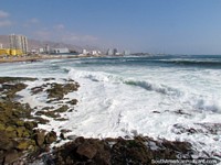 A praia, mar, costa e a cidade de Antofagasta. Chile, América do Sul.