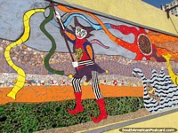 Versão maior do O Brincalhão, o mural faz-se de partes de telha coloridas em Antofagasta.