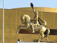 Versão maior do Monumento do general Bernardo O'Higgins (1778-1842) em Antofagasta, homem de ouro a cavalo, líder da independência.