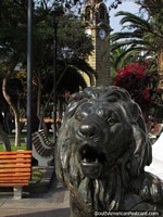 El león de bronce en Plaza Colon en Antofagasta. Chile, Sudamerica.