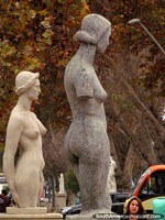 Estátuas nuas ao longo de Avenida Francisco de Aguirre em La Serena. Chile, América do Sul.