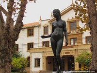 Black naked woman statue along Avenida Francisco de Aguirre in La Serena.