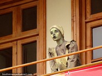 La mujer en la figura del balcón representada en el Barrio Inglesa en Coquimbo. Chile, Sudamerica.