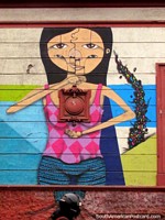Arte de la pared agradable de una mujer en camisa rosada y morada en Bellavista, Santiago. Chile, Sudamerica.