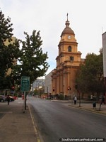 Igreja Santa Ana com torre de relógio em Santiago. Chile, América do Sul.